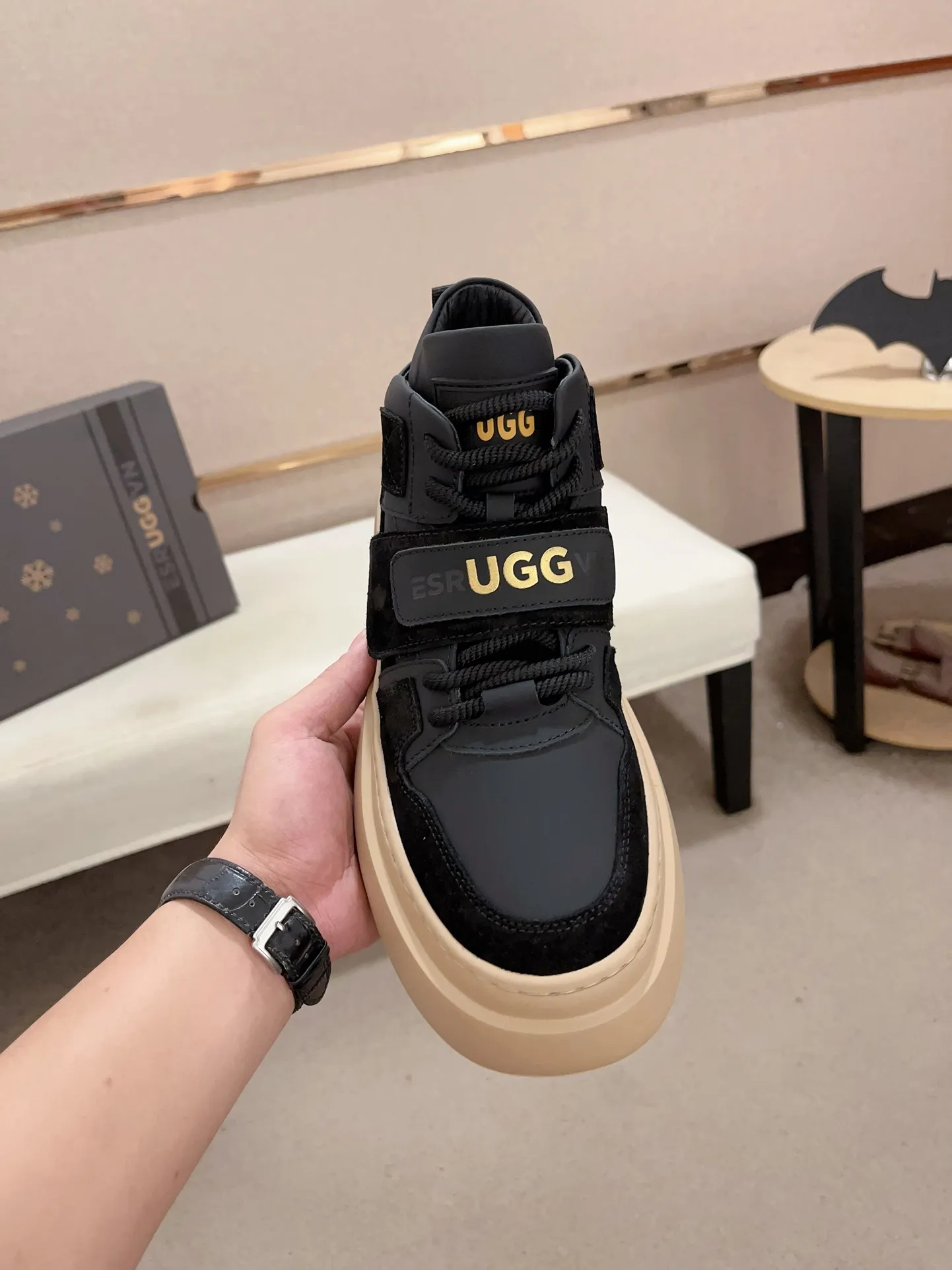 Factory Price: 380 Men's Men's Shoes💰North American Men's Shoes Ugg ☃️In the special sale of new high-quality men's shoes and snow boots in autumn and winter, the nemesis of extreme cold weather! Made of cowhide leather, merino wool lining, and original outsole, whether driving, outdoor or daily wear, there is always one that suits you! Code number 39-44